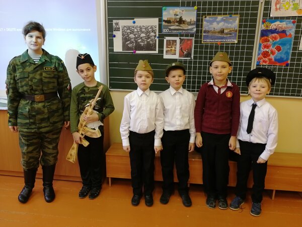 Гимназисты примеряют военную форму