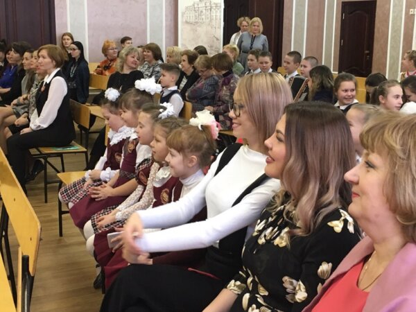 С праздником, прекрасные девушки!